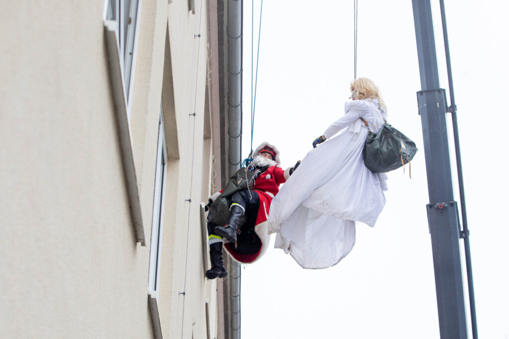 Nikolaus-Aktion der Plauener Höhenrettung im Helios Vogtland-Klinikum Plauen bringt Kinderaugen zum Leuchten. Foto: Ellen Liebner – Helios Vogtland-Klinikum Plauen