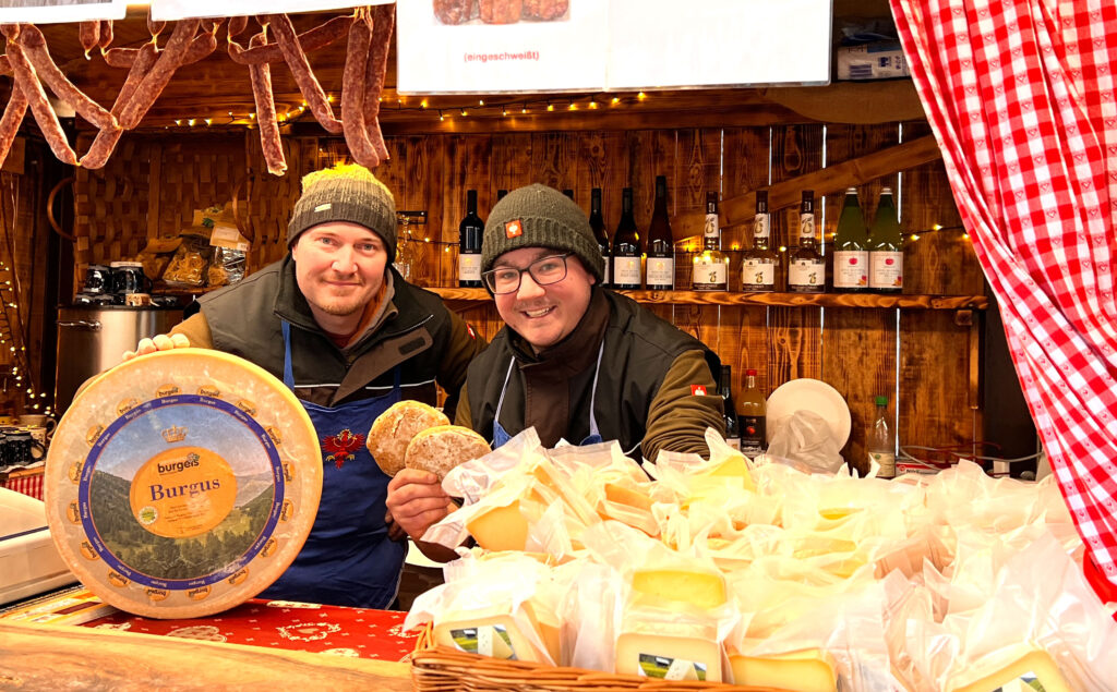 Südtirol in Plauen: Georg Stocker und Kevin Riedl (von links) an ihrer Südtiroler Hütte auf dem Plauener Weihnachtsmarkt. Mit einheimischen Spezialitäten, wie Glühwein vom Gardasee und leckerem Raclette begeistern die zwei Südtiroler seit Jahren das vogtländische Publikum. Foto: Sebastian Höfer