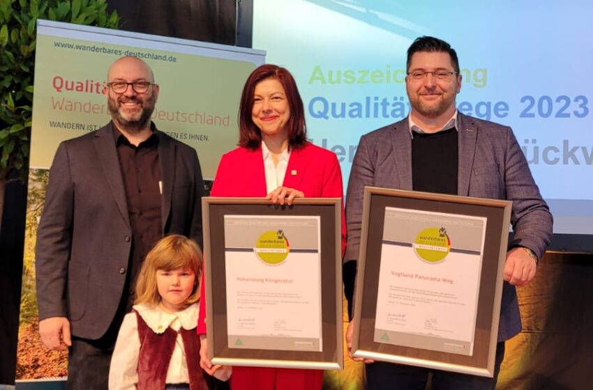 Erik Neumeyer, stellv. GF Deutscher Wanderverband, Judith Sandner mit Kind, Oberbürgermeisterin Klingenthal, Thomas Hennig, Landrat Vogtlandkreis, stellv. Vors. des Tourismusverbandes Vogtland e.V. Foto: TVV