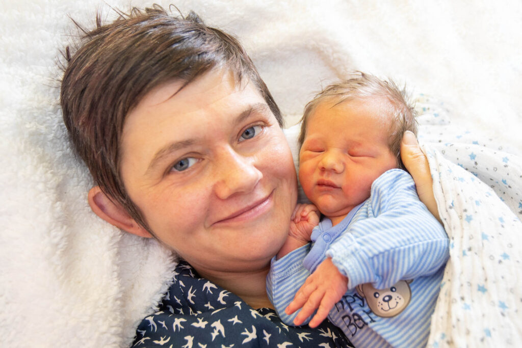 Pünktlich zum Heiligabend erblickte der kleine Varrell am Helios Vogtland-Klinikum Plauen das Licht der Welt und machte seinen Eltern Yvonne und Roland damit das allergrößte Weihnachtsgeschenk. Foto: Ellen Liebner – Helios Vogtland-Klinikum Plauen