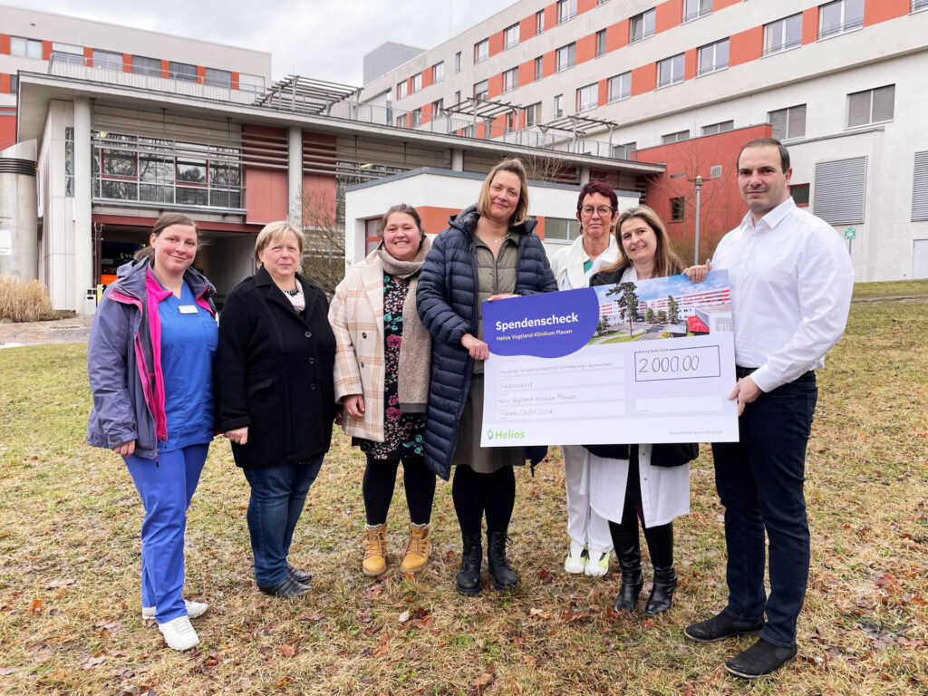 Spendenscheckübergabe an Anne Bayer und Kathleen Theiling, Ambulanter Kinderhospizdienst Westsachsen (3. u. 4. von links) durch Ina Herold, Annegret Schulze, Bärbel Wanke, Sindy Trauer und Ralph Junghans, Helios Vogtland-Klinikum Plauen (von links)

Quelle:  Helios Vogtland-Klinikum Plauen