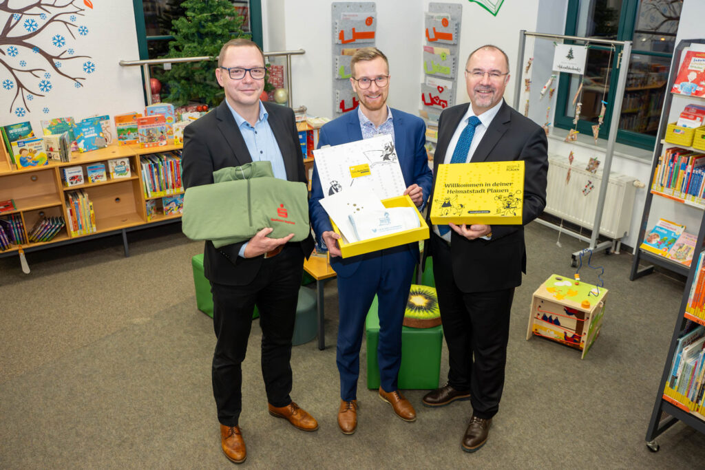 Vorstellung der Babybox in der Vogtlandbibliothek (v.l. Torsten Roscher - Bereichsleiter Vertriebssteuerung Sparkasse Vogtland, Bürgermeister Tobias Kämpf, Oberbürgermeister Steffen Zenner). Foto: Stadt Plauen