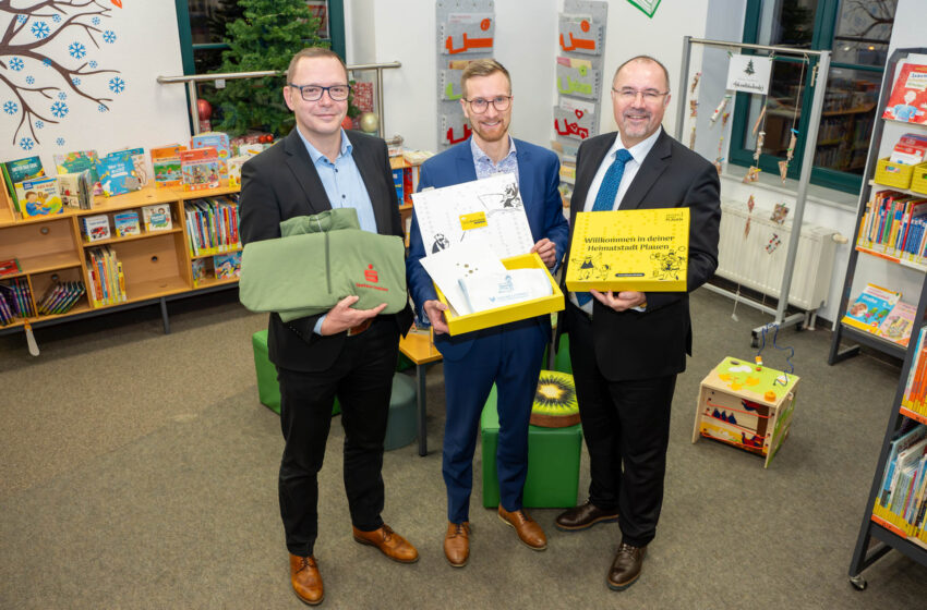 Vorstellung der Babybox in der Vogtlandbibliothek (v.l. Torsten Roscher - Bereichsleiter Vertriebssteuerung Sparkasse Vogtland, Bürgermeister Tobias Kämpf, Oberbürgermeister Steffen Zenner). Foto: Stadt Plauen