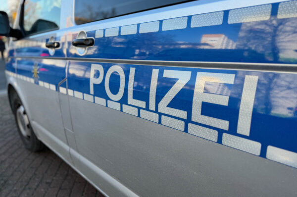 Polizei-Report Plauen-Vogtland: Transporter stößt in Theuma gegen Baum