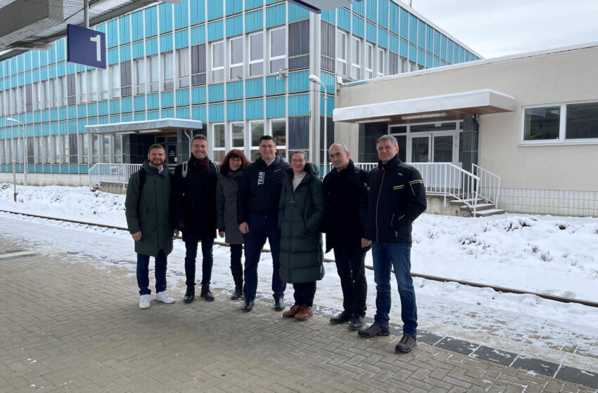 Die Bahnhöfe im Vogtlandnetz sollen gestärkt werden. Im Bild von links: Oleg Klassen (DB Station & Service AG, Referent Vertrieb Mobility), Danny Berger (DB Station & Service AG, Leiter Vertrieb Mobility), Ute Stuhr (DB Station & Service AG, Bahnhofsmanagement Chemnitz), Landrat Thomas Hennig (Vorsitzender ZVV), Cornelia Kadatz (DB Station & Service AG, Leiterin Regionalbereich Südost), Uwe Möckel (Leiter Verkehrsplanung Verkehrsverbund Vogtland) und Michael Barth (Geschäftsführer ZVV). Foto: ZVV