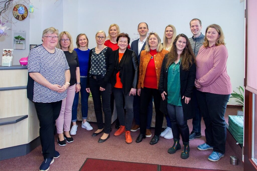 Das Bündnis gegen Depression (v. l.): Brigitte Mothes (Selbsthilfegruppe Aktiv gegen Depression), Frau Greiner (Geschäftsführerin der PARITAS gGmbH), Katharina Schumann (Psychiatriekoordinatorin Landratsamt Vogtlandkreis), Alexandra Lammer (Chefärztin Psychiatrie, Psychotherapie und Psychosomatik des Helios Vogtland-Klinikums Plauen), Frau Rank (Sächsisches Krankenhaus Rodewisch), Frau Antlauf (Diakonisches Beratungszentrum Vogtland gGmbH), Prof. Dr. Schultz (Ärztlicher Direktor, Sächsisches Krankenhaus Rodewisch), Tabea Waldmann (Telefonseelsorge), Kristin Pohl (Psychiatrie, Psychotherapie und Psychosomatik des Helios Vogtland-Klinikums Plauen), Christina Lange (Leiterin Sozialpsychiatrischer Dienst), Pascal Reimann (Diakonie Auerbach e.V.), Kathrin Krause (DRK Vogtland/ Reichenbach e.V.). Foto: Bündnis gegen Depression