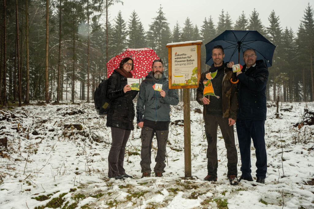 Präsentation des Zukunftswäldchens (von links nach rechts: Nadine Läster, Leiterin Medien-/Öffentlichkeitsarbeit der Stadt Plauen, Revierförster Steve Fischer, Forsttechniker Michael Ernst, Oberbürgermeister Steffen Zenner). Foto: Stadt Plauen