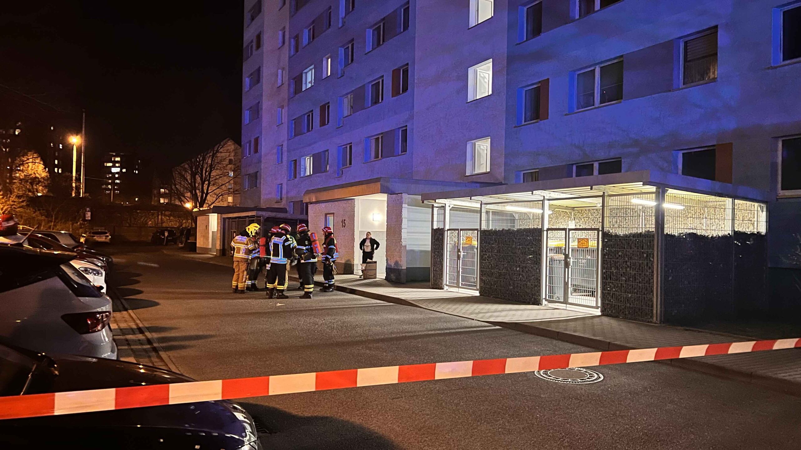 Großalarm in Plauen: Beißender Geruch verursacht Reizhusten im Hochhaus