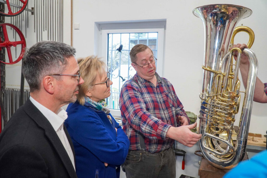 Tuba ist Instrument des Jahres: Staatsministerin in Markneukirchen. Foto: Sascha Strobel