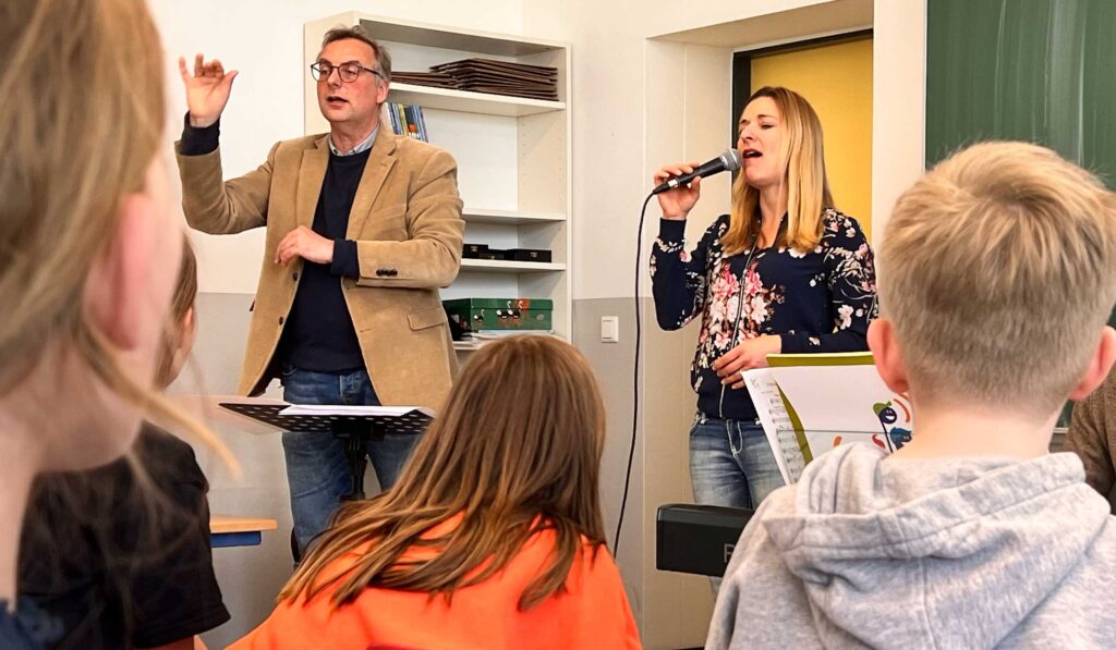 Stimme an: Schlagerstar Stefanie Hertel sing im Vogtland mit Schülerchor. Foto: S. Höfer