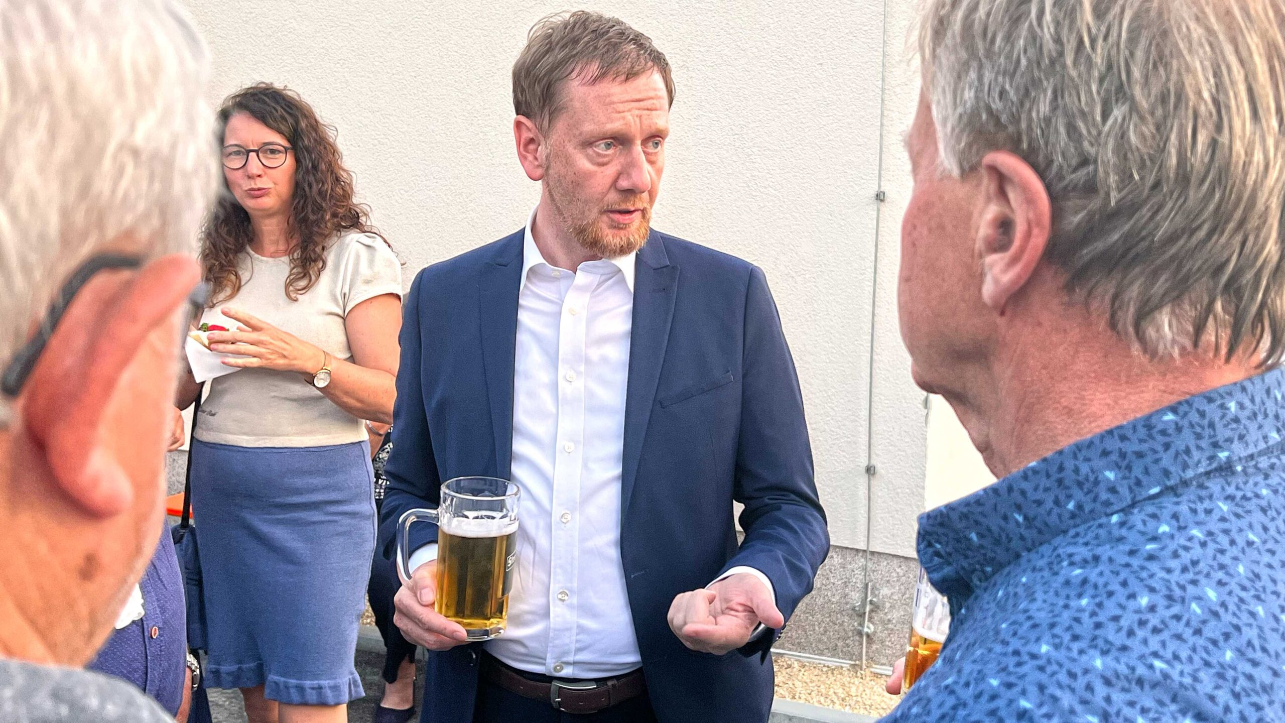 Michael Kretschmer hört sich in Triebel Sorgen und Nöte der Vogtländer an