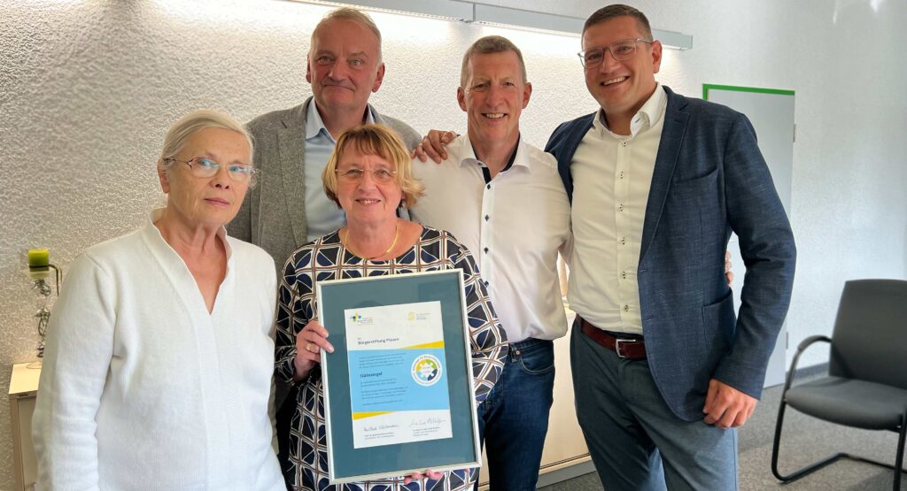 Der Vorstand der Bürgerstiftung: Henning Scharch, Prof.-Dr. Bernd Märtner, Andy Cortes (hintere Reihe von links) sowie Dr. Ilona Gogsch und Gabriele Pecht (vordere Reihe von links). Foto: Sebastian Höfer