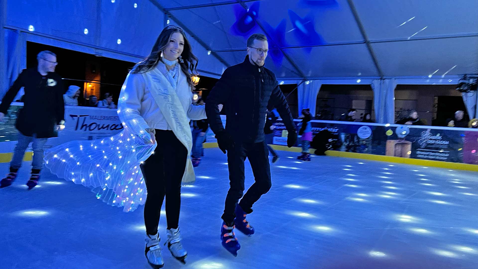 So cool: Eislaufbahn in Plauen eröffnet