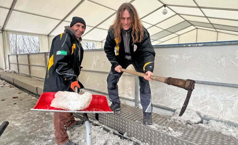 Rückbau der Eisbahn mit Mitarbeitern des VFC Plauen. Foto: S. Höfer