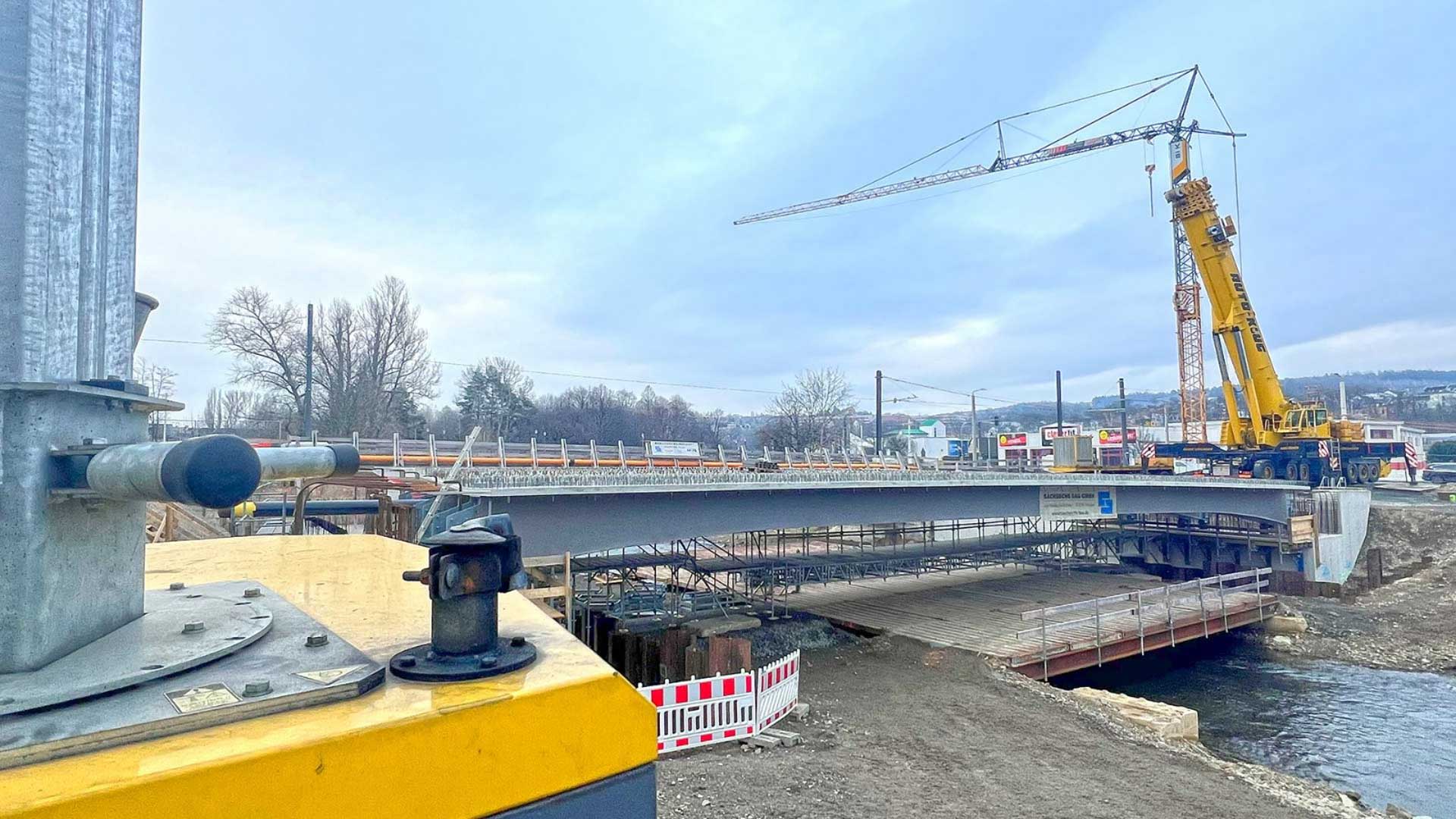 Brückenbau: Erste XXL-Brückenteile in Plauen angekommen