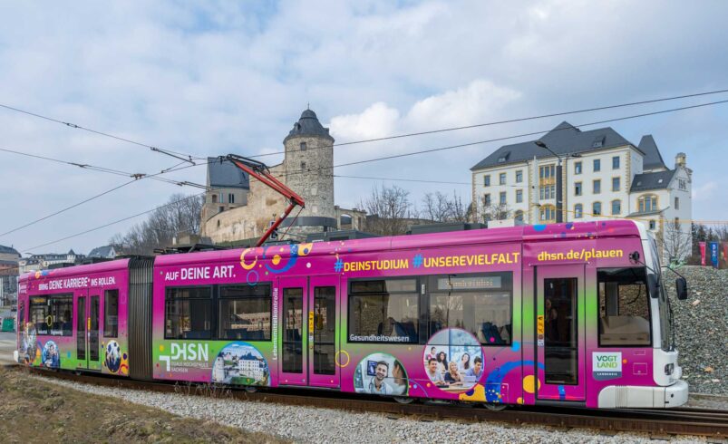 Hoher Stellenwert der Dualen Ausbildung im Vogtland - Neu gestaltete Straßenbahn wirbt für Angebote. Foto: Landratsamt Vogtlandkreis
