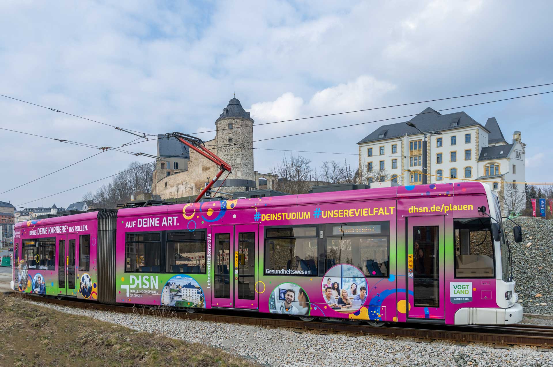 Straßenbahn in Plauen wirbt für Bildungsangebote im Vogtland