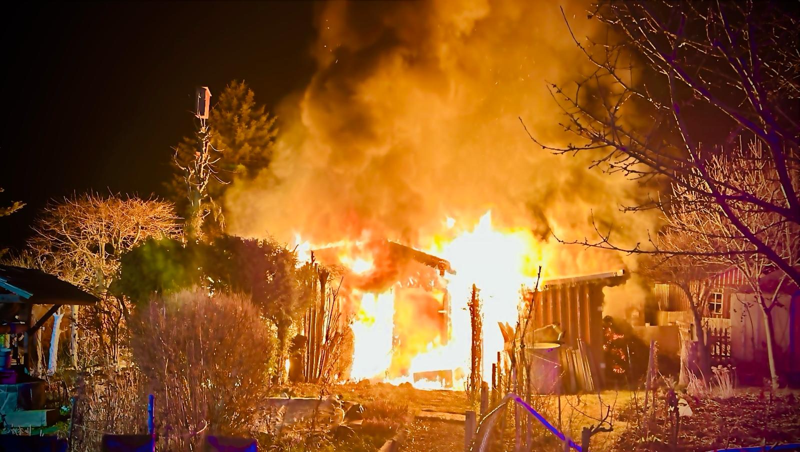 Brand zerstört Gartenlaube in Plauen
