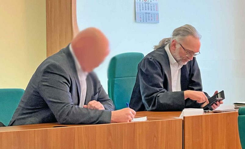 Auf der Anklagebank: Volksmusiker und Bauamtsleiter Volker R. neben seinem Verteidiger Rechtsanwalt Michael Windisch (von links). Foto: Spitzenstadt.de