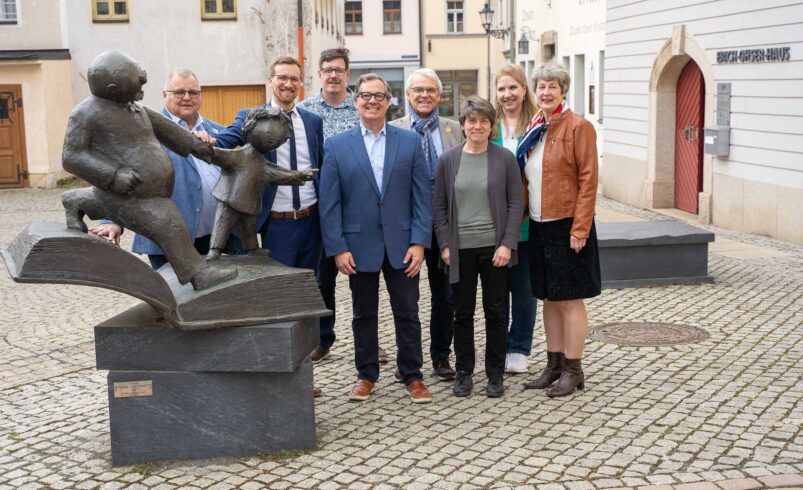 Enkel von Erich Ohser besucht Plauen - von links: Walter Klaubert, Bürgermeister Tobias Kämpf, Karsten Schmidt, Peter Ohser, Detlef Narloch, Petra Rank, Sarah Kühnel sowie Stadtführerin Andrea Sachs. Foto: Stadt Plauen