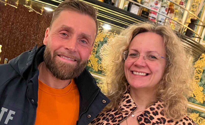 Hoffen auf einen Heimsieg: VFC-Präsident Thomas Fritzlar zusammen mit VFC-Unterstützerin Alexandra Glied vom Hotel Alexandra in Plauen. Foto: Sebastian Höfer