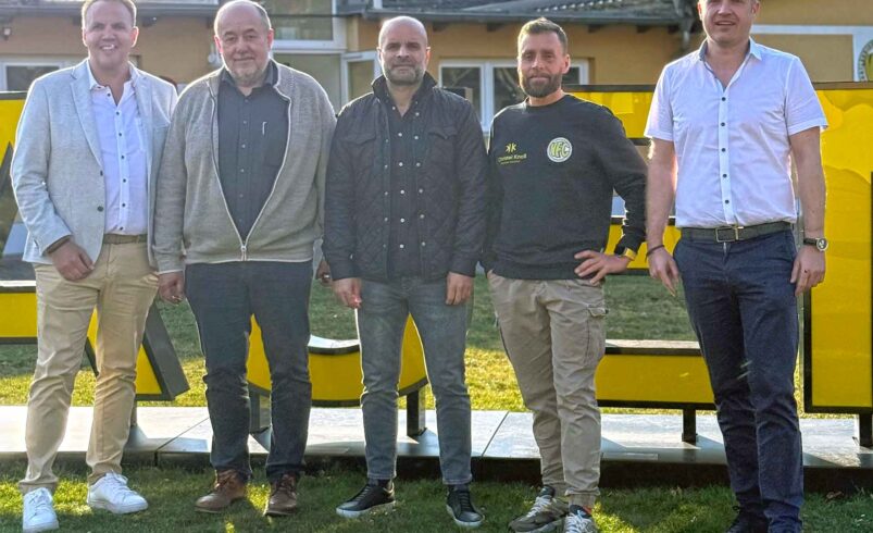 VFC-Führung begrüßt neuen Trainer Sedat Gören (Bildmitte). Die VFC-Verantwortlichen René Meinel-Poller, Gunter Reiher und Alexander Bahl Voigt (von links) ziehen zusammen mit VFC-Präsident Thomas Fritzlar (Zweiter von rechts) die Reißleine und beurlauben VFC-Cheftrainer Karsten Oswald. Foto: VFC Plauen
