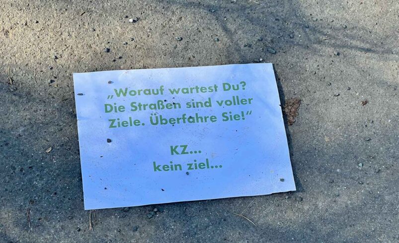 Insgesamt acht A4-Blätter mit einem Aufruf zu einer Straftat wurden in Plauen von Unbekannten abgelegt. Foto: Privat