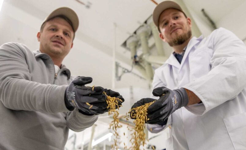Produktionsleiter André Paul und Vertriebssprecher Stephan Leins. Foto: Landratsamt Vogtlandkreis