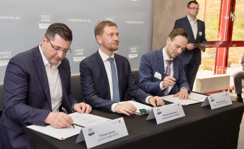 Landrat Thomas Hennig, Ministerpräsident Michael Kretschmer und Sebastian Thoms bei der Vertragsunterzeichnung.