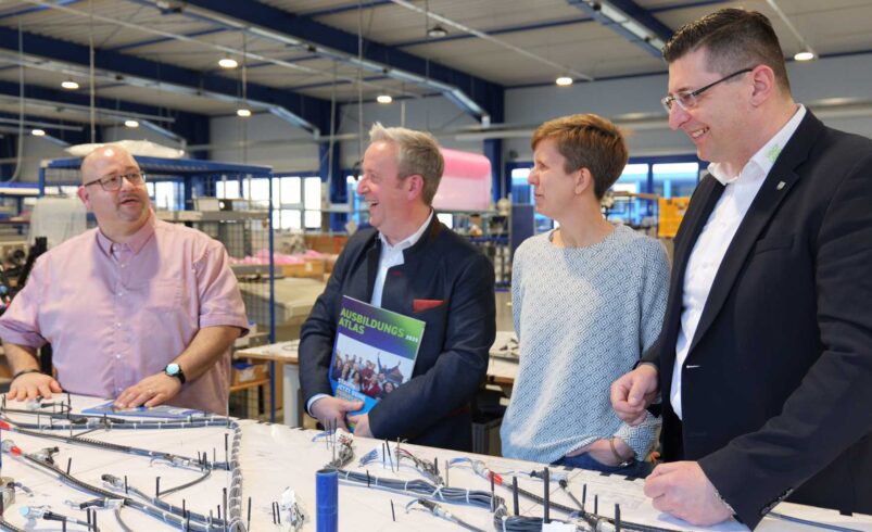 Ein Blick an die Werkbank mit René Dallmann, Jan Gerbeth, Eva Dallmann und Thomas Hennig. Foto: Landratsamt Vogtlandkreis