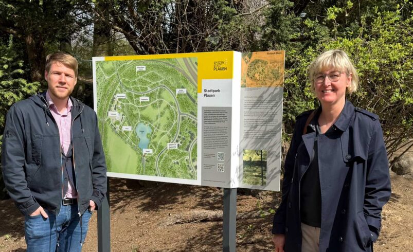 Markus Löffler und Grit Roth weihen neue Infotafel im Stadtpark Plauen ein. Foto: A. Hellgoth