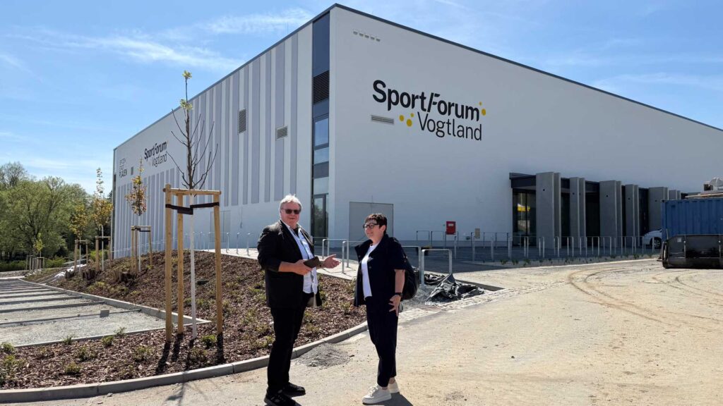 Harald Haupt und Kerstin Wolf vor dem SportForum Vogtland. Foto: A. Hellgoth