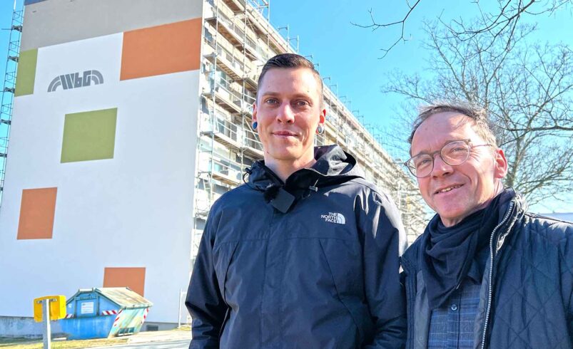Diese Modernisierung kann sich sehen lassen: Julian Wurziger aus dem Bereich Marketing der WbG ist sich mit Projektsteuerer Steffen Turreck einig. Foto: Sebastian Höfer