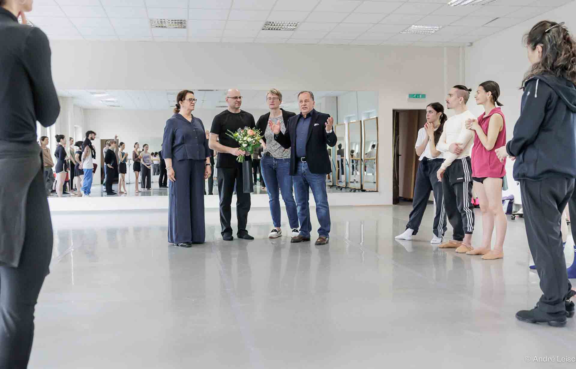 Firma sponsert Theater Plauen-Zwickau dringend benötigten Tanzteppich