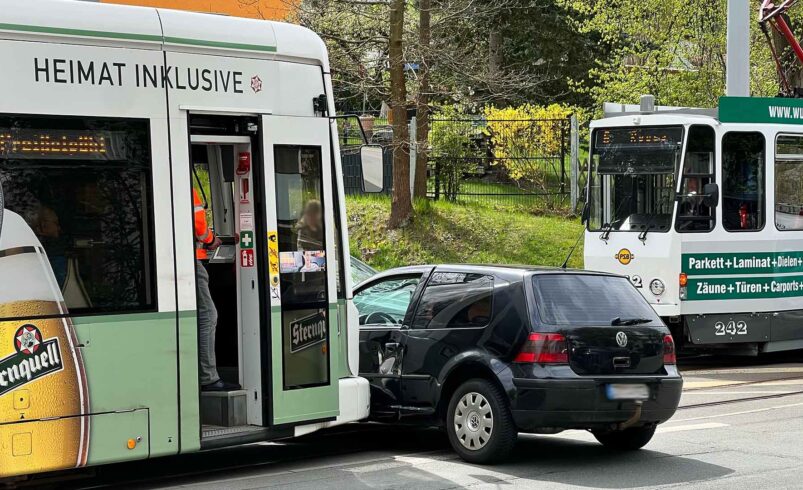 Keine Verletzten, aber 5.000 Euro Schaden verursachte eine 32-jährige VW-Fahrerin auf der Kleinfriesener Straße in Plauen - auf dem Abzweig zur Suttenwiese - als sie in eine heranfahrende Straßenbahn fuhr. Foto: Presseagentur Höfer