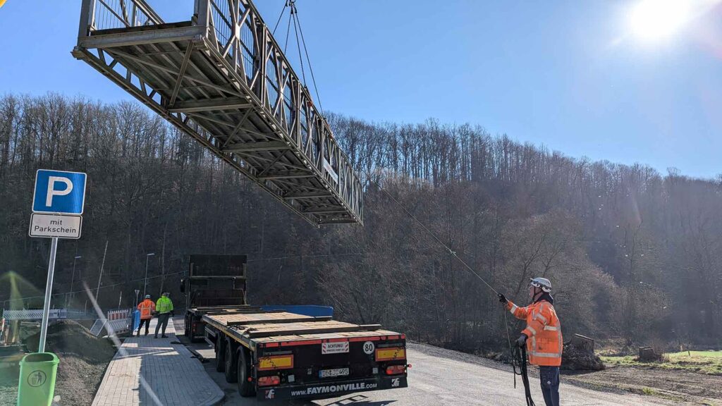 Zwölf Tonnen wog die provisorische Fußgängerbrücke an der Barthmühle. Foto: Landratsamt Vogtlandkreis
