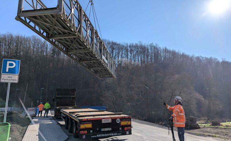 Zwölf Tonnen wog die provisorische Fußgängerbrücke an der Barthmühle. Foto: Landratsamt Vogtlandkreis