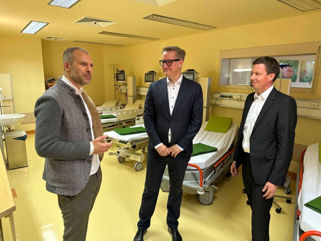 Neurochirurg André Roth, MVZ-Chef Thomas Hohlfeld und Kilian Lange im Aufwachraum. Foto: G. Betka