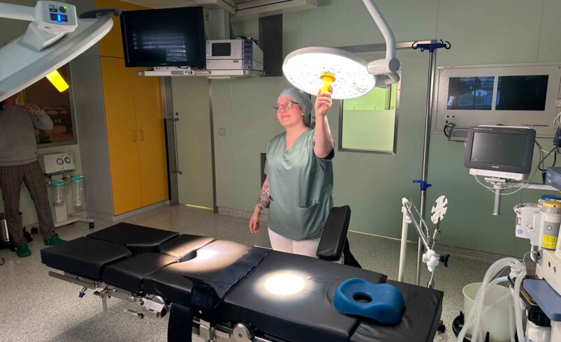 OP-Managerin Anna-Maria Müller im Operationssaal, der seit voriger Woche für ambulante Eingriffe genutzt wird. Foto: B. Schädlich