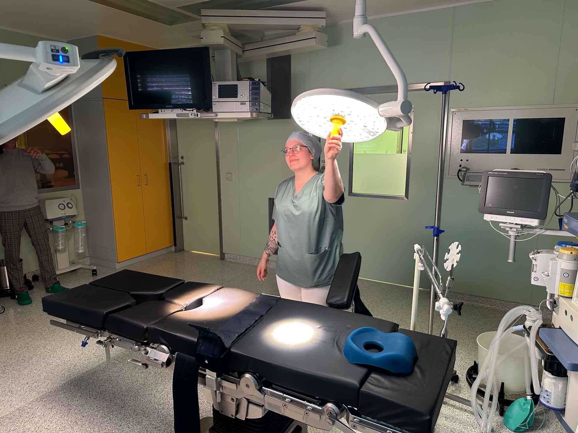 OP-Managerin Anna-Maria Müller im Operationssaal, der seit voriger Woche für ambulante Eingriffe genutzt wird. Foto: B. Schädlich