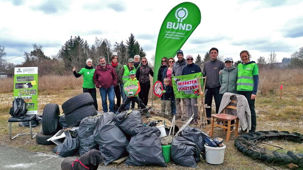 20 Helferinnen und Helfern räumen auf. Foto: BUND Regionalgruppe Plauen