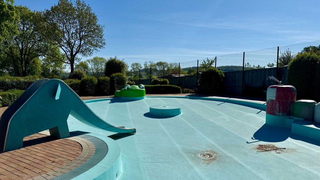 Das Kinderplanschbecken mit neuem Frosch Wasserspiel. Foto: A.Hellgoth