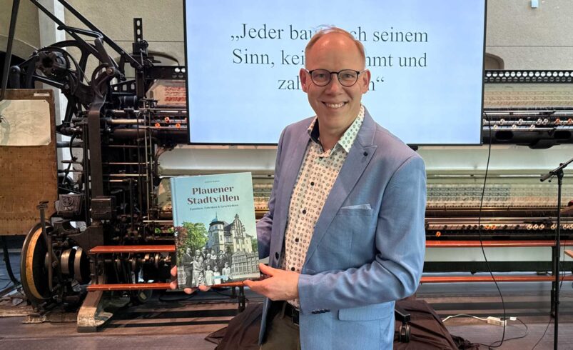 Andreas Stephan mit seinem Buch "Plauener Stadtvillen". Foto: A. Hellgoth