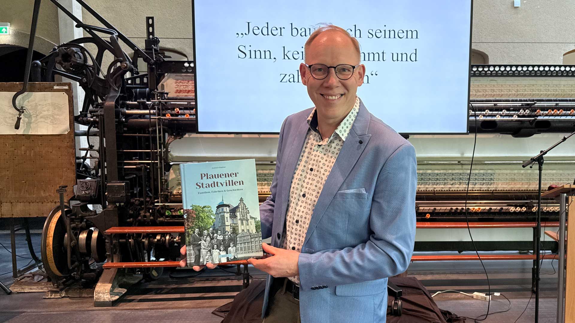 Andreas Stephan mit seinem Buch "Plauener Stadtvillen". Foto: A. Hellgoth