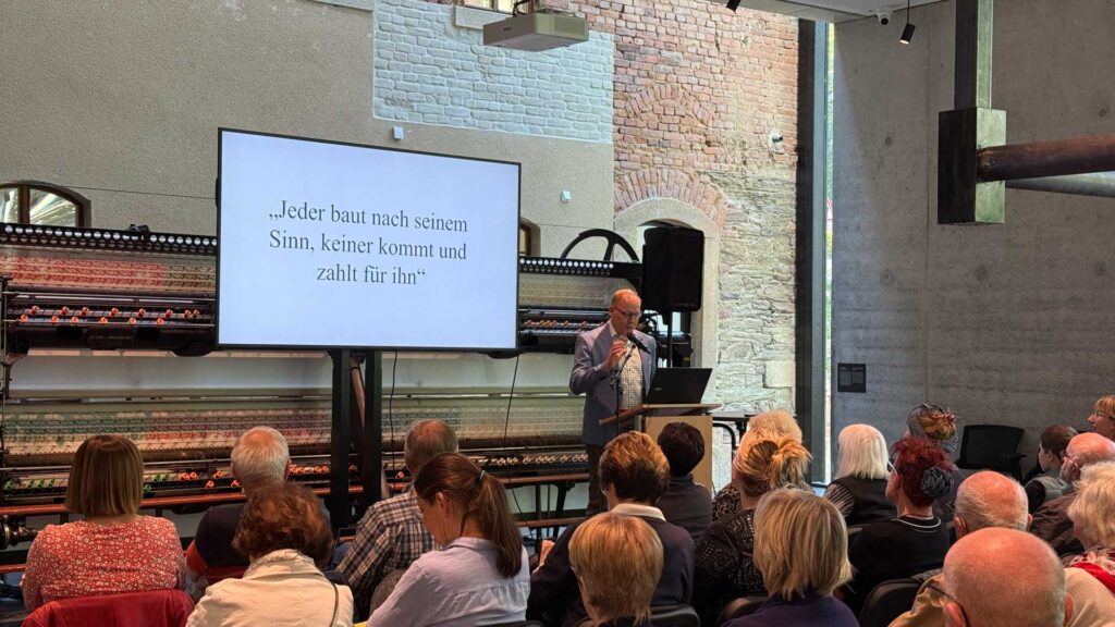 Andreas Stephan in der Fabrik der Fäden bei seinem Buchvortrag zu "Plauener Stadtvillen". Foto: A. Hellgoth