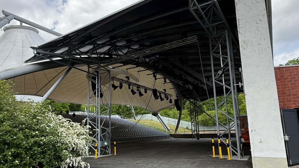 Erweiterte Überdachung im Parktheater Plauen. Foto: A. Hellgoth