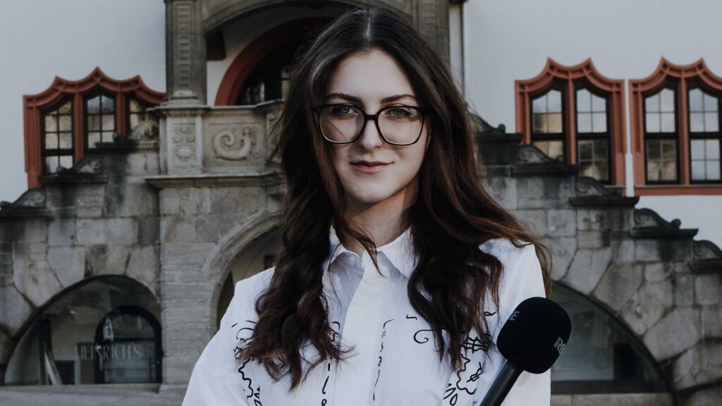 Anni Hellgoth gibt den Menschen aus der Region mit "Der Spitzen Podcast" eine Stimme. Foto: Susann Bargas Gomez