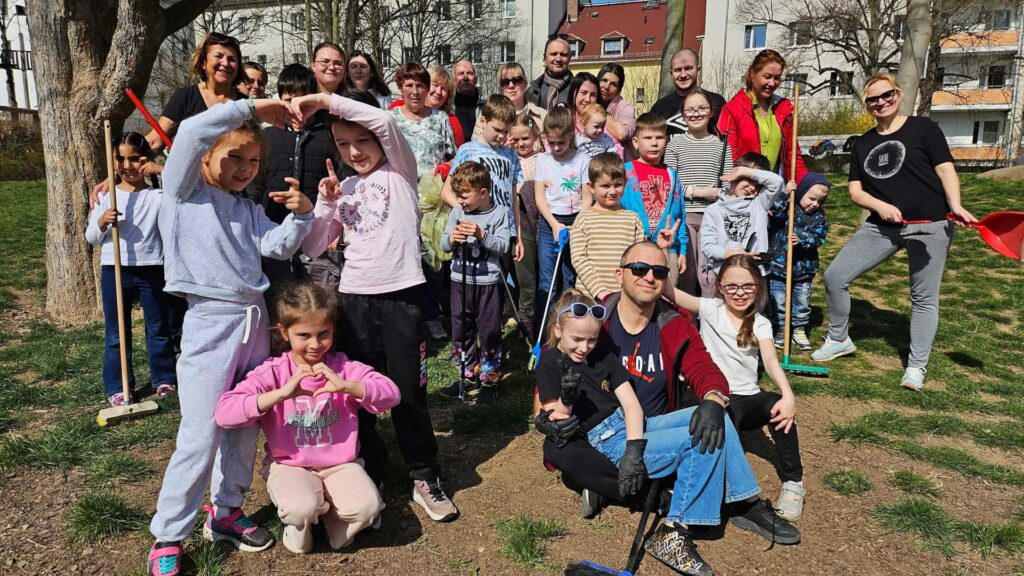 Groß und Klein machen gemeinsam die Stadt sauber. Foto: JuLe e.V.