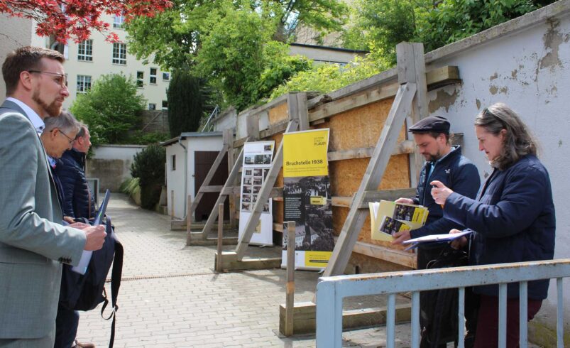 Tobias Kämpf, Anette Mittring, Dr. Stefan Dähne, Clemens Uhlig und Christine Kral an der historischen Synagogenmauer. Foto: Stadt Plauen