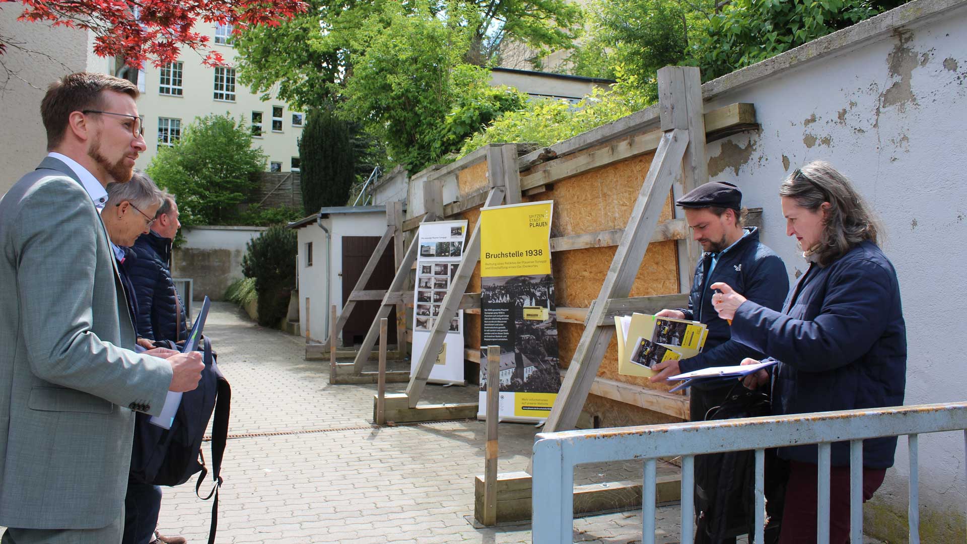 Tobias Kämpf, Anette Mittring, Dr. Stefan Dähne, Clemens Uhlig und Christine Kral an der historischen Synagogenmauer. Foto: Stadt Plauen
